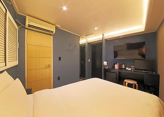 Wo Station Hotel 2*