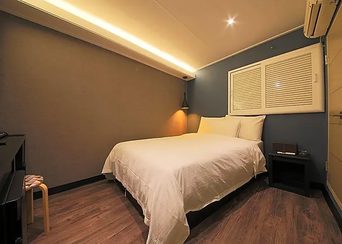 Wo Station Hotel 2*